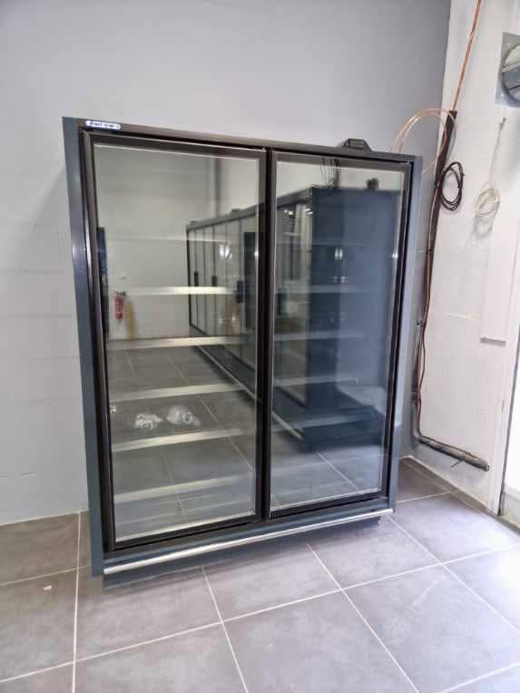 vitrine verticale réfrigérée avec libre service